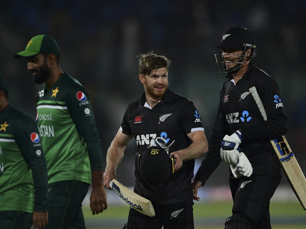 New Zealand beat Pakistan in last over thriller