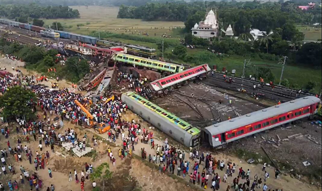 Indian Prime Minister Narendra Modi visited the train accident that killed more than 280 people in India